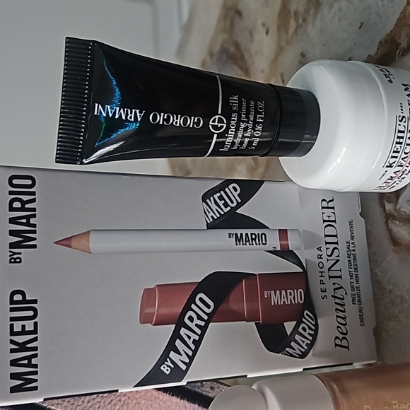 Marc Jacobs Beauty Collection with Iridescent Phone Case - Picture 5 of 6